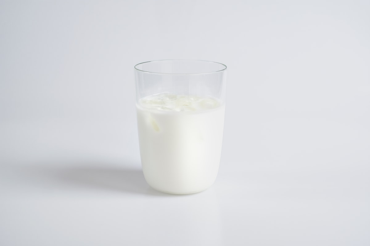 Leche fermentada artesanal en tazas de cerámica